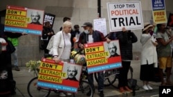 Para pendukung pendiri WikiLeaks Julian Assange melakukan aksi protes menuntut pembebasan Assange di London, Inggris. 