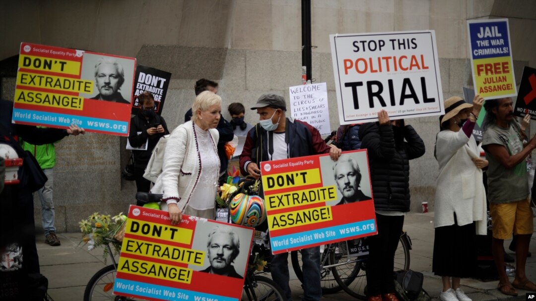 Para pendukung pendiri WikiLeaks, Julian Assange menggelar aksi protes di luar pengadilan di Old Bailey, London, 7 September 2020. 
