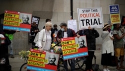 Magoya bayan Julian Assange lokacin da suka yi zanga-zangar adawa da tsare shi