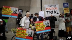 Para pendukung pendiri WikiLeaks, Julian Assange menggelar aksi protes di luar pengadilan di Old Bailey, London, 7 September 2020. 