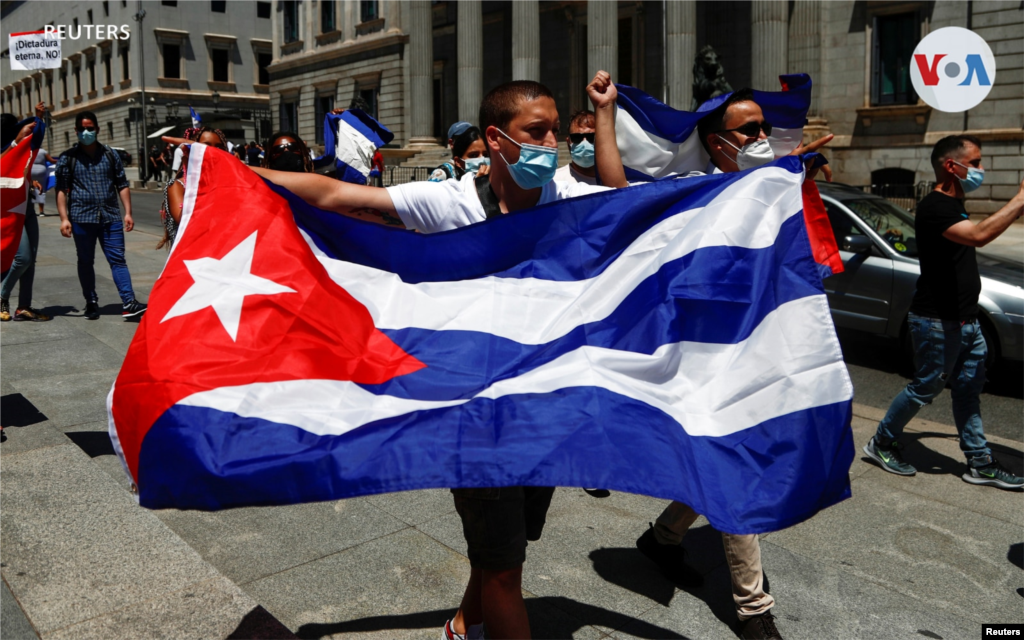 Un hombre sostiene una bandera cubana durante una manifestaci&#243;n, convocada por el grupo disidente cubano Prisoners Defenders, en apoyo de las protestas contra el gobierno en Cuba, frente al parlamento espa&#241;ol en Madrid, Espa&#241;a, el 12 de julio de 2021. 
