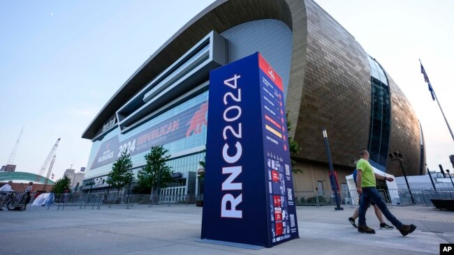 Personas caminan afuera del recinto Foro Fiserv antes de la Convención Nacional Republicana de 2024, el 13 de julio de 2024, en Milwaukee.