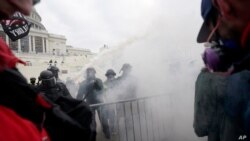 U.S. Capitol police officers take positions as protestors enter the Capitol building during a joint session of Congress to certify the 2020 election results on Capitol Hill in Washington, Jan. 6, 2021.