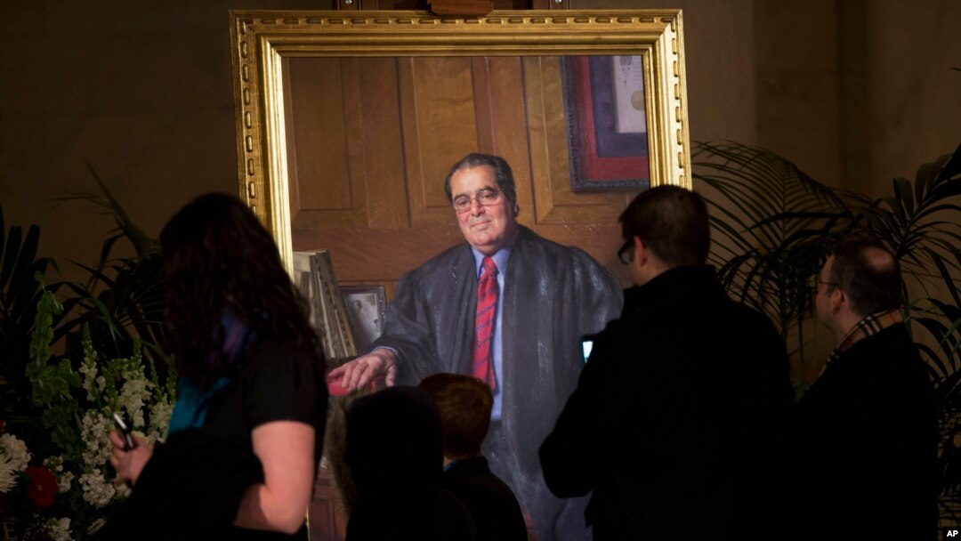 Potret mendiang Hakim Agung Antonin Scalia di gedung Mahkamah Agung di Washington. 
