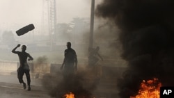 Angry youths burn debris following the removal of a fuel subsidy by the government in Lagos, Nigeria, January 10, 2012.