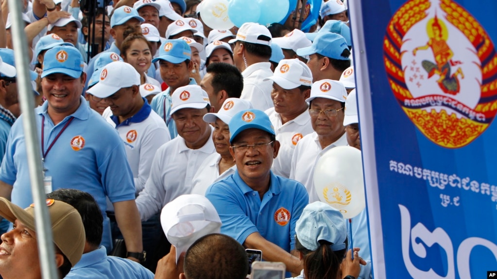 2018年7月27日，柬埔寨首相洪森（中）在他的柬埔寨人民党举行7月29日大选之前的最后一次竞选。