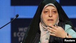 Masoumeh Ebtekar, vice-présidente d'Iran chargée des Femmes et de la Famille, au Forum Economique Mondial à Davos, en Suisse, le 27 janvier 2005. (Reuters/Sebastian Derungs)