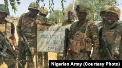 Beberapa tentara Nigeria melakukan patroli (foto: ilustrasi). Militer Nigeria membantah bahwa serangan udaranya menewaskan puluhan warga. 