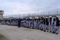 지난 4월 아프가니스탄 무장반군조직 탈레반 포로들이 정부의 석방조치로 수도 카불 북부 바그람 교도소에서 풀려나기 전 일렬로 서 있다.