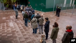 España celebra sus cuartas elecciones generales en 4 años, tras una campaña marcada por Cataluña y la ultraderecha. En la foto, electores hacen fila para votar en Barcelona, el domingo 10 de noviembre de 2019. AP/Emilio Morenatti.