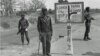 O fundador e líder histórico da FNLA, Holden Roberto (centro) fotografado em Angola, em 1975. Desde a sua morte, em 2007, a FNLA vive uma grave crise de sucessão.