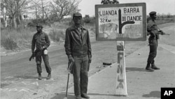 O fundador e líder histórico da FNLA, Holden Roberto (centro) fotografado em Angola, em 1975. Desde a sua morte, em 2007, a FNLA vive uma grave crise de sucessão.