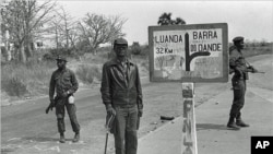O fundador e líder histórico da FNLA, Holden Roberto (centro) fotografado em Angola, em 1975. Desde a sua morte, em 2007, a FNLA vive uma grave crise de sucessão.
