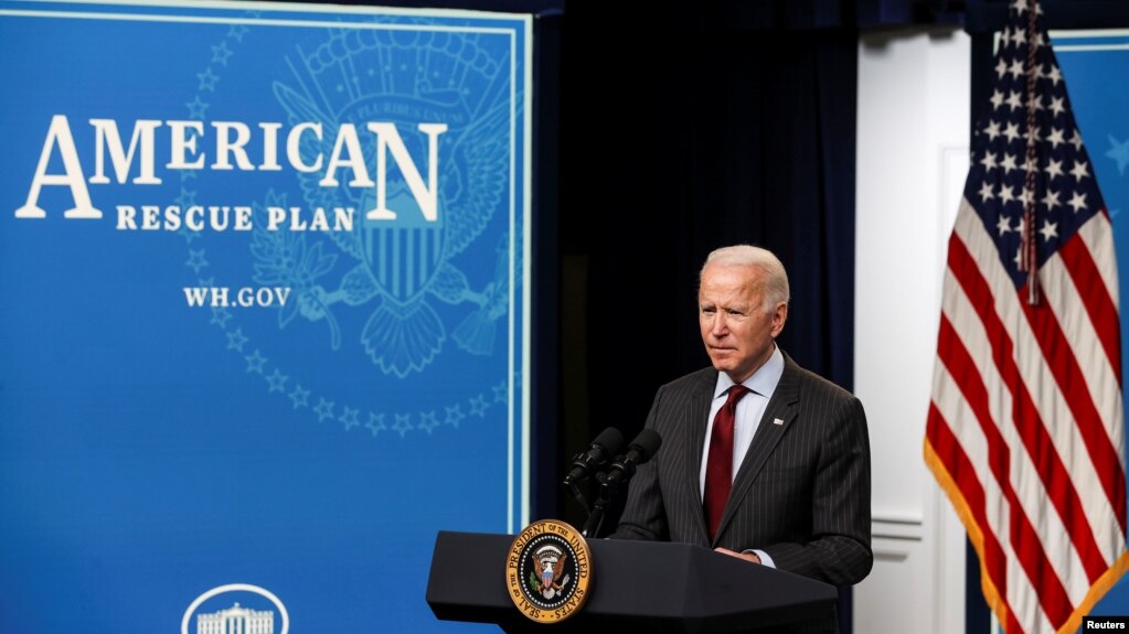 拜登总统2月22日在白宫宣布新冠援助计划中针对小企业的相关改变 （路透社）(photo:VOA)
