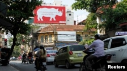 Papan di jalanan dengan pesan agar masyarakat tak lagi menggunakan cula badak terlihat di Hanoi, Vietnam.