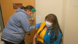 Una mujer recibe una vacuna contra el coronavirus el jueves 23 de septiembre de 2021 en Tok, Alaska.