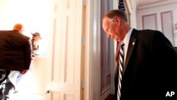 El ahora ex gobernador de Alabama, Robert Bentley, salió de su despacho después de hacer una declaración sobre el escándalo que lo sacó del cargo este lunes 10 de abril de 2017.