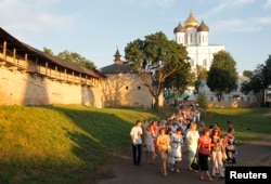 An audience arrives for a practice of the Bolshoi theatre's new staging of Rimsky-Korsakov open-air opera "The Maid of Pskov" in Pskov's Kremlin, some 650 km (404 miles) northwest of Moscow, July 21, 2010. REUTERS/Denis Sinyakov