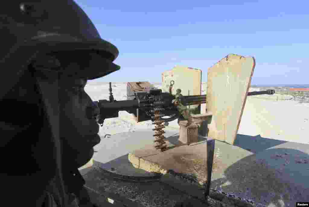 Askari ka tirsan AMISOM oo saaran mid ka mid ah baabuurta gaashaaman ee AMISOM oo ku sugan dekedda Ceel-Macaan