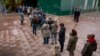 España celebra sus cuartas elecciones generales en 4 años, tras una campaña marcada por Cataluña y la ultraderecha. En la foto, electores hacen fila para votar en Barcelona, el domingo 10 de noviembre de 2019. AP/Emilio Morenatti.