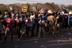 Militares dominicanos controlan la entrada de haitianos desde Ouanaminthe, Haití, a Dajabon, República Dominicana, el 5 de marzo de 2021. Lunes y viernes los haitianos pueden cruzar para vender y comprar en el Mercado Binacional Fronterizo.