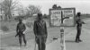 O fundador e líder histórico da FNLA, Holden Roberto (centro), fotografado em Angola, em 1975