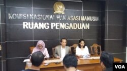 Ketua Komnas HAM Nur Kholis (tengah) sedang memberikan jumpa pers di kantornya, Senin (7/8) tentang pemecatan massal karyawan Koran Sindo di sejumlah daerah. (Foto: VOA/Fathiyah)