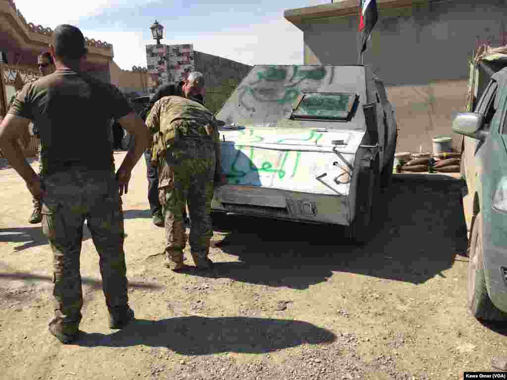 نیروهای نظامی عراق در حال بررسی یک موتر مملو از موان انفجاری که از نیروهای داعش گرفته شده است.