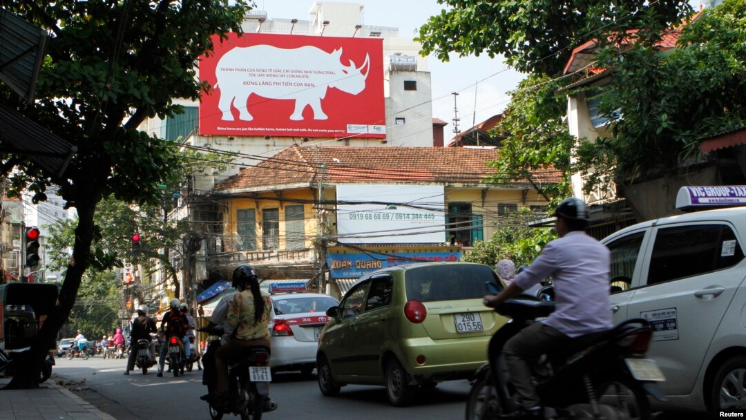 Papan di jalanan dengan pesan agar masyarakat tak lagi menggunakan cula badak terlihat di Hanoi, Vietnam.