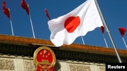 在日本首相安倍晉三訪華的歡迎儀式上日本國旗在北京人大會堂外飄揚。 （2018年10月26日）