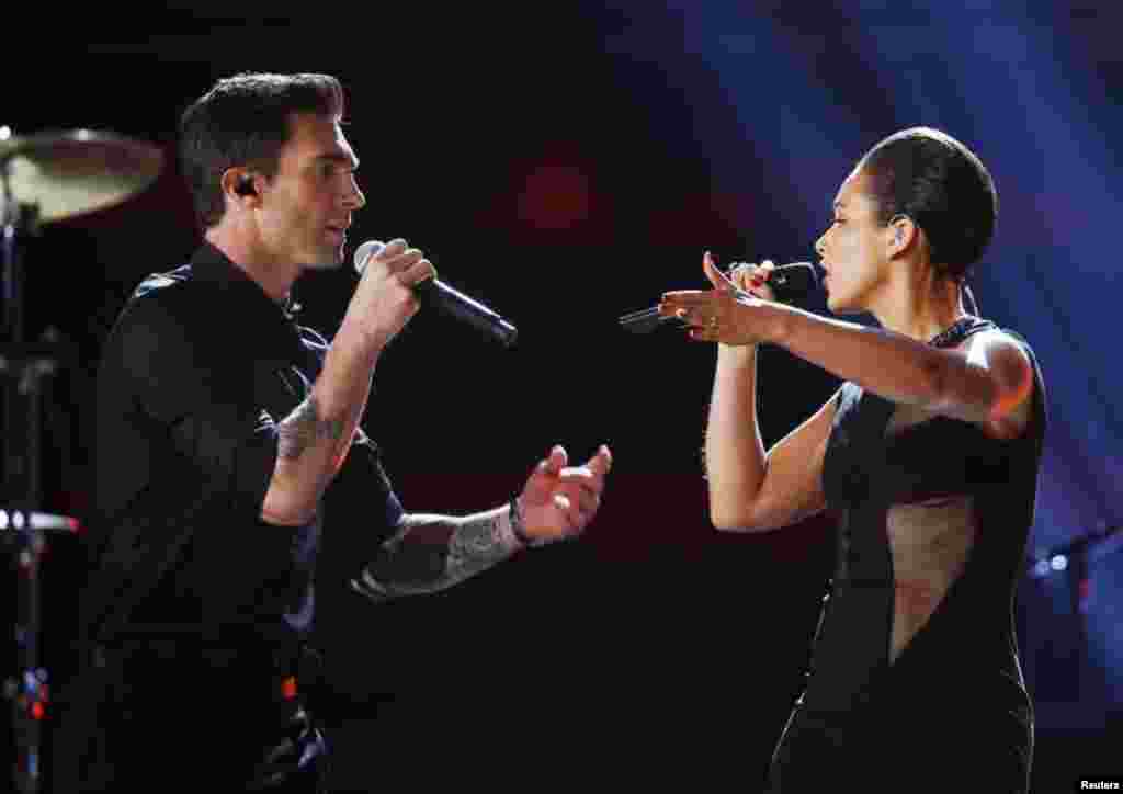 Maroon 5 singer Adam Levine (L) and Alicia Keys perform at the 55th annual Grammy Awards in Los Angeles, California, February 10, 2013. REUTERS/Mike Blake (UNITED STATES TAGS:ENTERTAINMENT) (GRAMMYS-SHOW) - RTR3DM7N