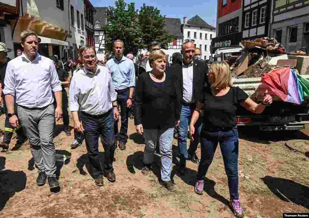독일의 앙겔라 메르켈 총리가 바트뮌스터아이펠 홍수 피해 지역을 살펴보고 있다.
