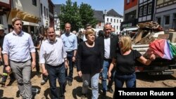 앙겔라 메르켈 독일 총리와 아르민 라셰트 노르트라인 베스트팔렌 주지사가 5일 지난 7월 홍수로 큰 피해를 입은 베스트팔렌 지역을 방문했다.