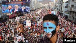 FILE - A supporter of Yemen's southern separatists at a rally in Aden, Yemen, Sept. 5, 2019. The separatists have reportedly reached a deal to share power with the government under a deal to be signed within days.