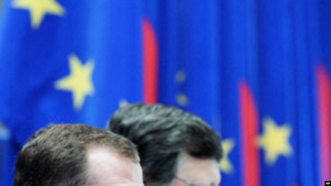 Russian President Dmitry Medvedev (L) and European Commission President Jose Manuel Barroso speak with journalists at a news conference. Russia agreed on Friday to lift a ban on vegetable imports from the European Union if the EU provides safety guarantee