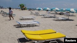 Camas de descanso puestas en pares y separadas bajo las reglas de distanciamiento social se desplegaron en las playas de Miami después que se anunciara la reapertura de las mismas bajo restricciones el pasado mes de junio. Foto de Archivo. Junio 2020