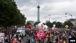 Des membres des syndicats des travailleurs français participent à une manifestation nationale contre la réforme du droit du travail à Paris, France, 28 juin 2016. epa/ ETIENNE LAURENT 
