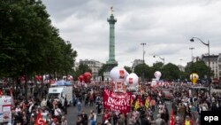 Des membres des syndicats des travailleurs français participent à une manifestation nationale contre la réforme du droit du travail à Paris, France, 28 juin 2016. epa/ ETIENNE LAURENT