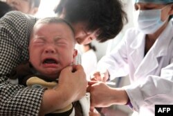 지난해 7월 중국 안후이성 화이베이의 한 병원에서 어린이가 백신 접종을 맞고 있다. (자료사진)