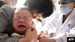 一名儿童2018年7月26日在安徽省一家医院接受疫苗注射（法新社）