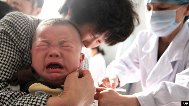 一名儿童2018年7月26日在安徽省一家医院接受疫苗注射（法新社）