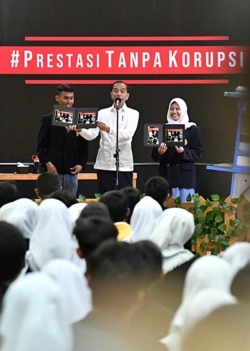 Presiden Joko Widodo memberikan sambutan salam acara Pentas #PrestasiTanpaKorupsi di SMK Negeri 57 Jakarta, Pasa Minggu, Jakarta Selatan, Senin (9/12) (Biro Pers)