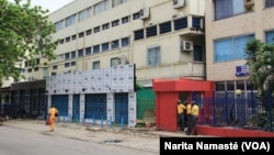 Le plateau est désert à cause de la mutinerie en cours, à Abidjan, en Côte d'Ivoire, le 15 mai 2017. (VOA/Narita Namasté)