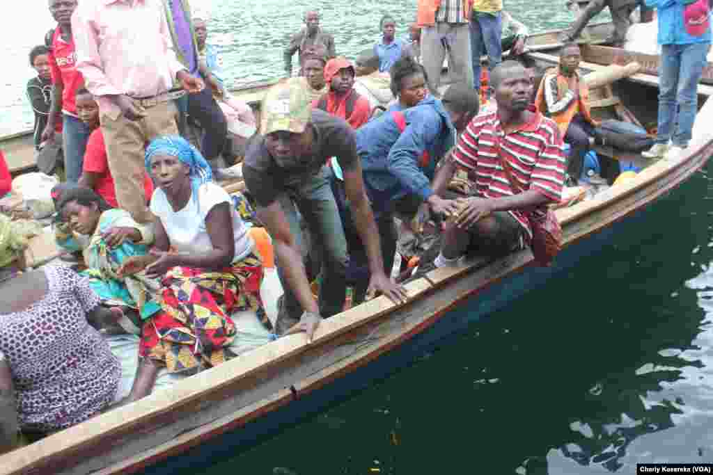 Des rescapés du naufrage sur le lac Kivu lundi 30 novembre transportés dans une pirogue motorisée. Vingt-six rescapés ainsi que le corps d&#39;un enfant ont été repêchées après qu&rsquo;un canot rapide a chaviré dans le lac Kivu. VOA/Charly Kasereka