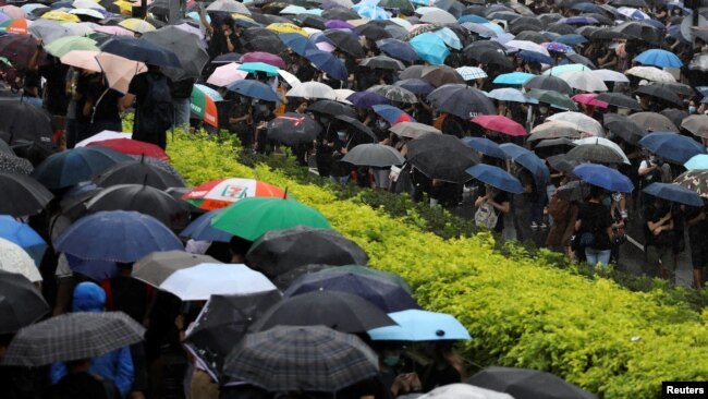 抗议者参加示威，要求香港政府撤回修订可把嫌疑人送往中国的《逃犯条例》的方案。(2019年6月17日)