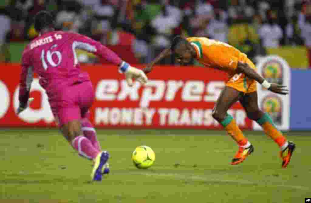Ivory Coast's Salomon Armand Magloire Kalou (R) challenges goalkeeper Soumaila Diakite of Mali during their African Nations Cup semi-final soccer match at the Stade De L'Amitie Stadium in Gabon's capital Libreville February 8, 2012.