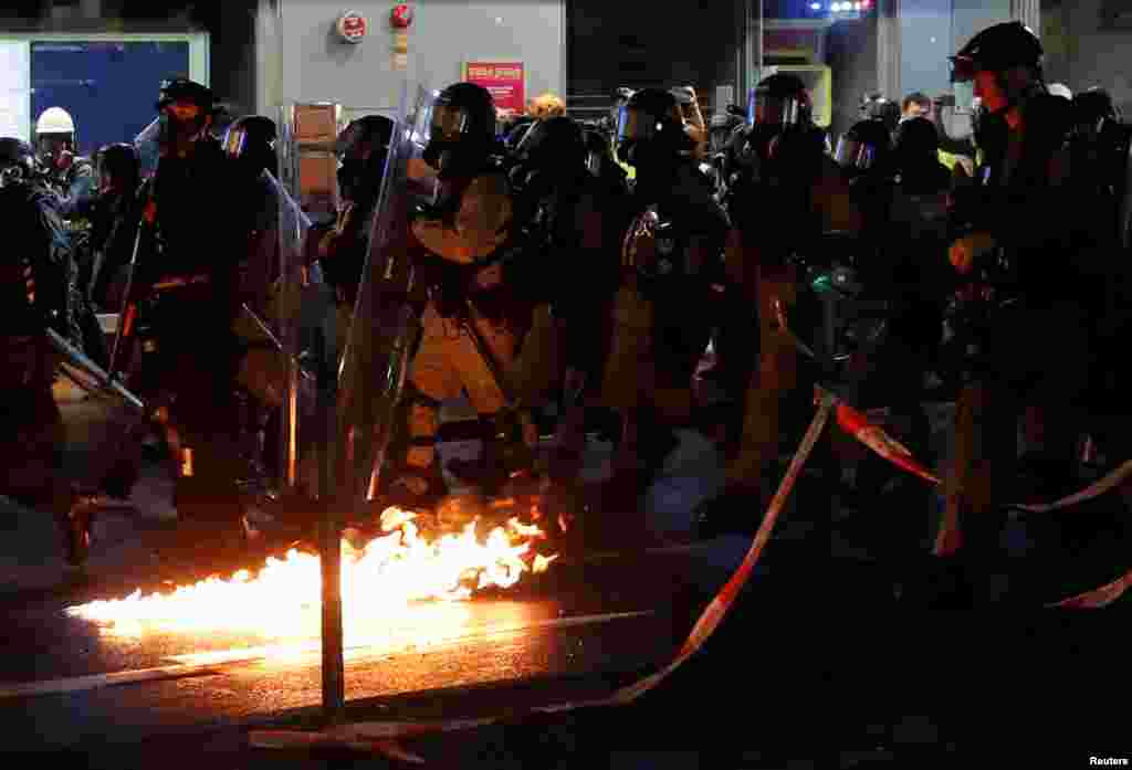 香港警察與抗議民眾的對峙中走過一個汽油彈。 (2019年8月31日)