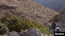 Indígenas Diaguita caminan por las colinas en el valle de El Tránsito, cerca de lproyecto minero El Morro, al norte de Santiago, 4 de junio de 2012. 