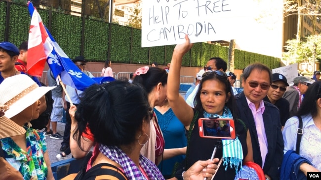 Cambodian-Americans across the United States protest in front of the United Nations Headquarters in New York City, Friday, September 22, 2017. (Poch Reasey/VOA Khmer)