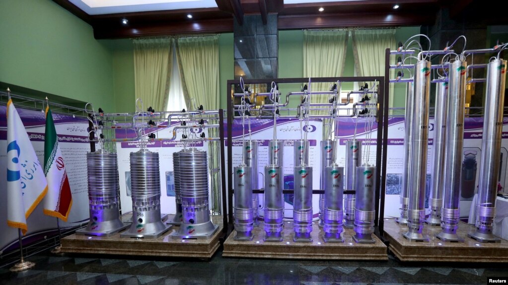 伊朗在“国家和能源日”公开展示新一代离心机（2021年4月10日）(photo:VOA)